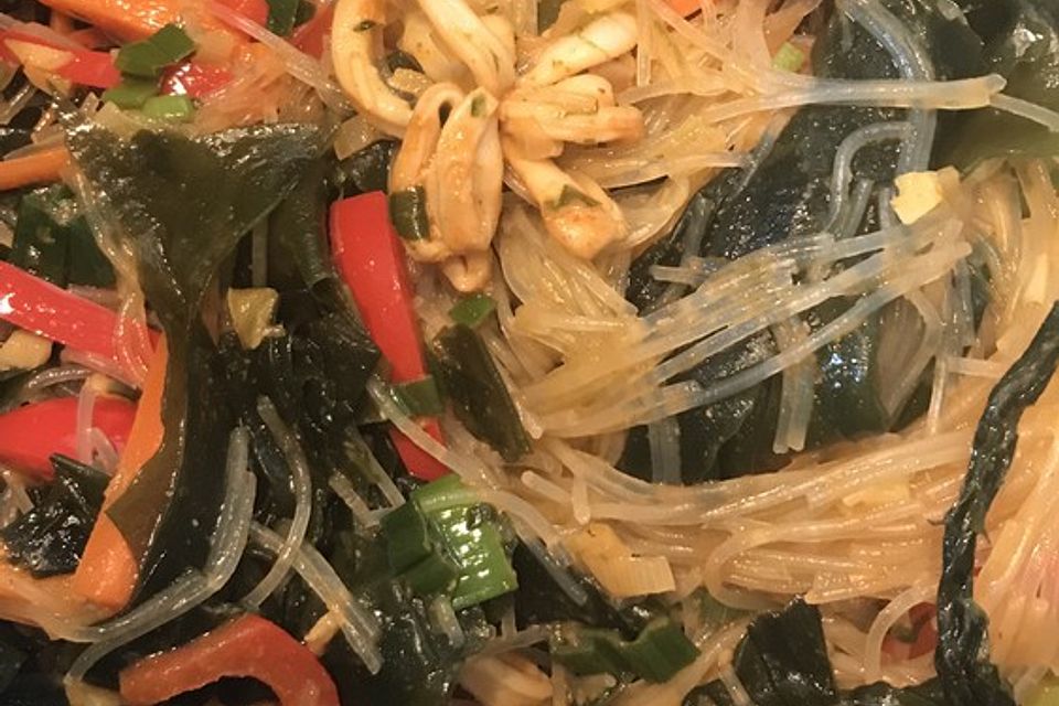 Tintenfisch mit Wakame, Arame und Glasnudeln aus dem Wok