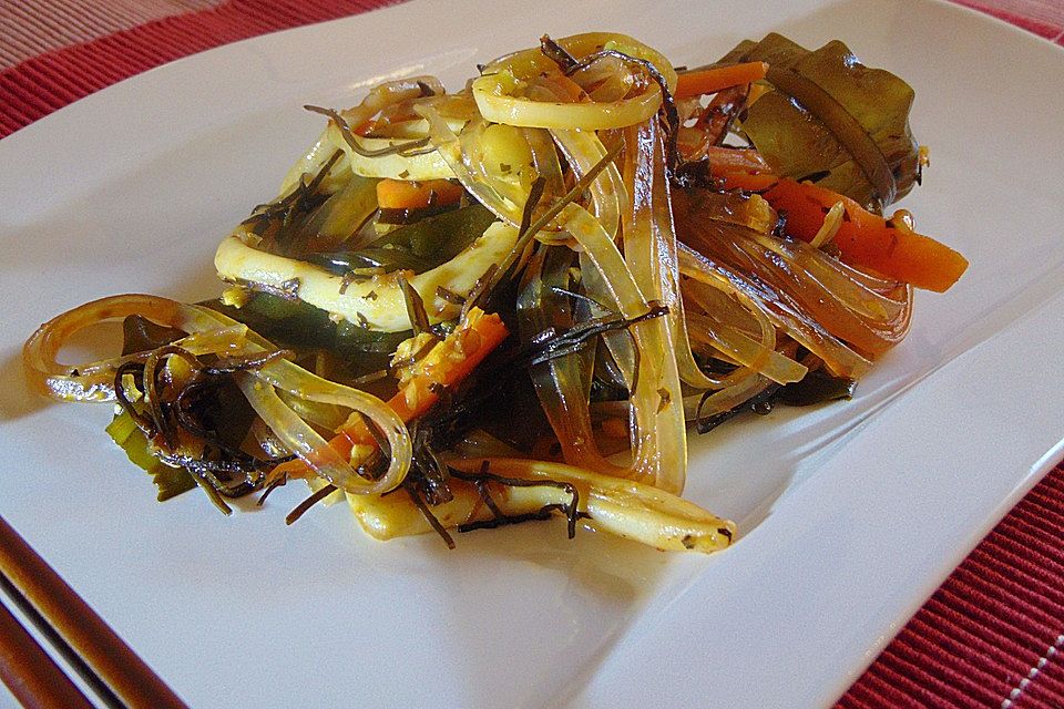 Tintenfisch mit Wakame, Arame und Glasnudeln aus dem Wok