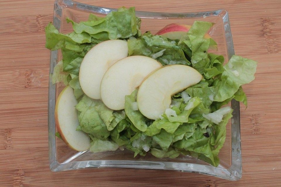 Endivien-Apfel-Salat mit Sauerrahm-Honig-Dressing