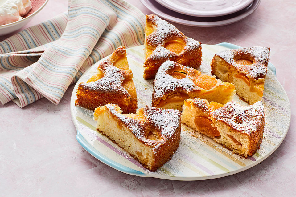 Türkischer Grießkuchen mit Sauerkirschen