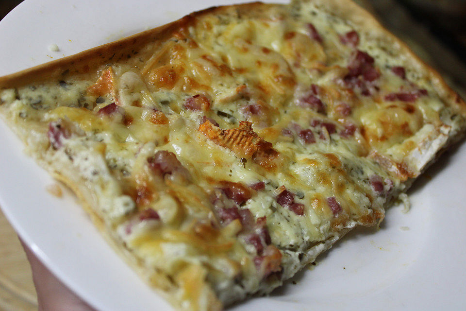 Kanos Käse-Speck-Pizza à la Flammkuchen