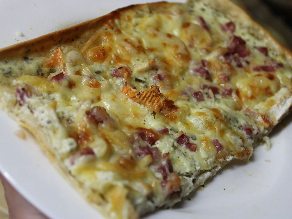 Kanos Käse-Speck-Pizza à la Flammkuchen von snnigern| Chefkoch