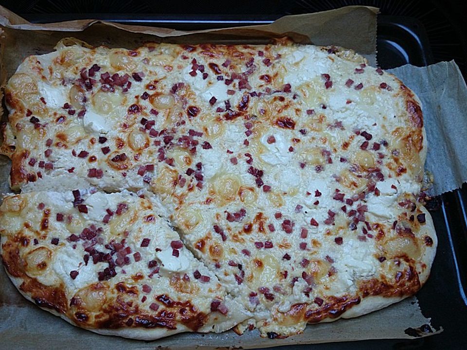Kanos Käse-Speck-Pizza à la Flammkuchen von snnigern | Chefkoch
