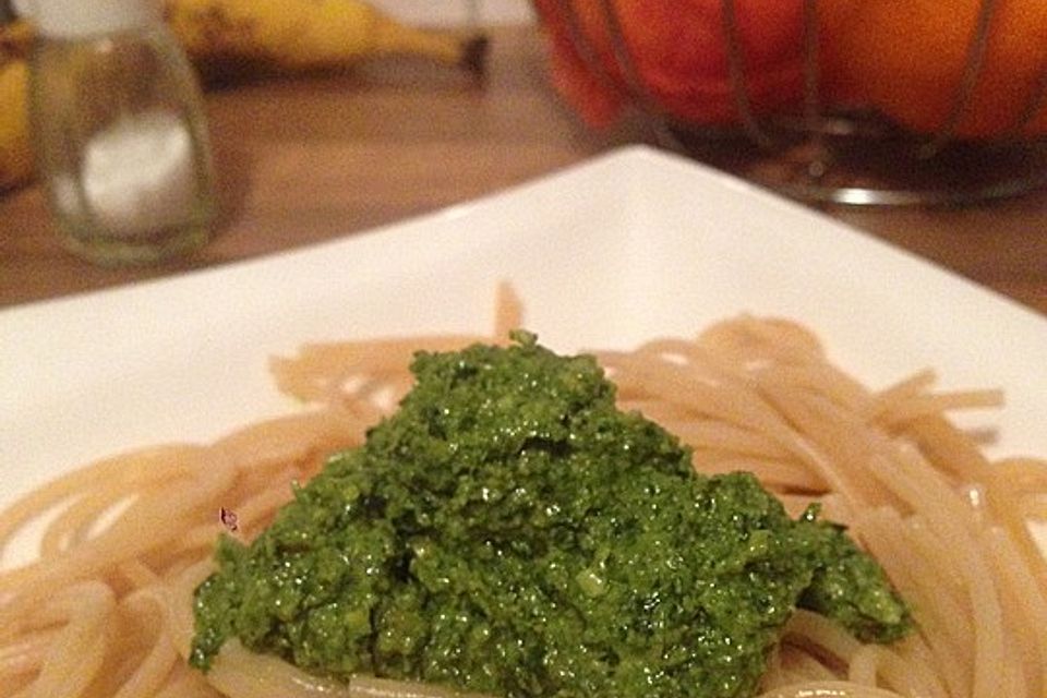 Pesto aus Möhrengrün