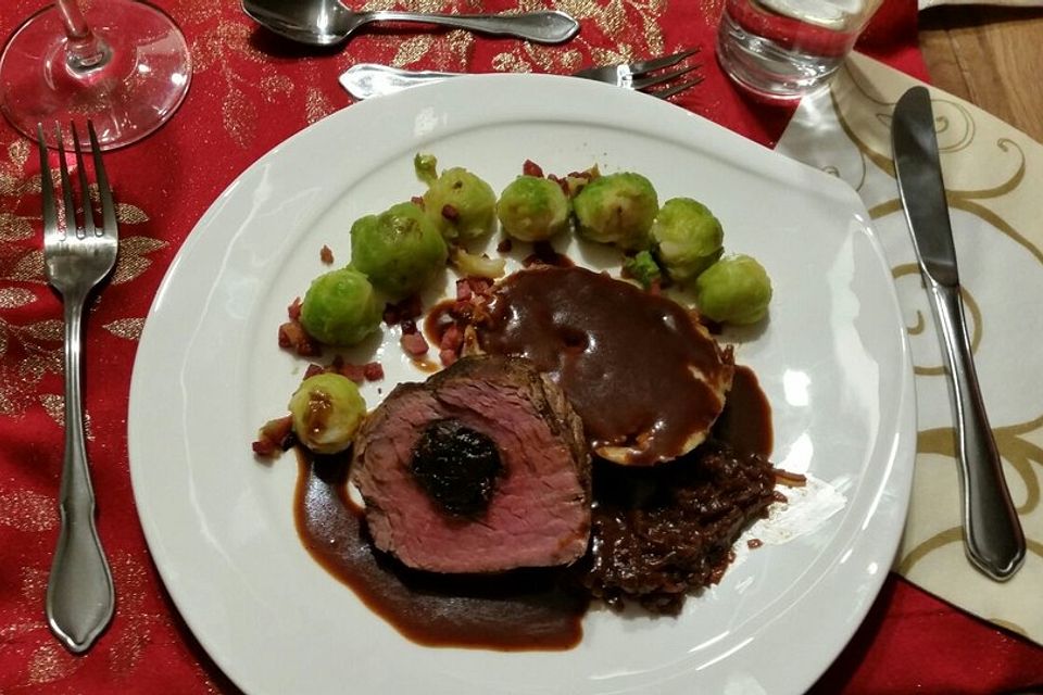 Gefülltes Rinderfilet mit Backpflaumen auf Rotwein-Lebkuchensauce mit Mini-Knödeln und Rosenkohl