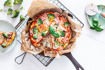 Beste und einfachste Low-Carb-Pizza, mit einem Boden aus Frischkäse, Käse und Ei