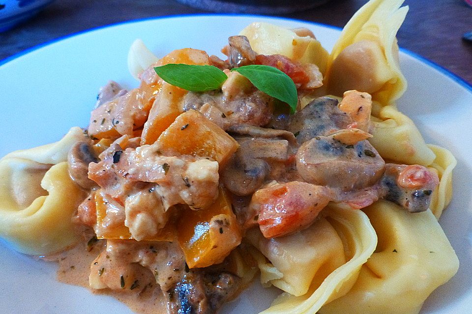 Tortelloni mit Gemüse-Sahne-Feta-Soße