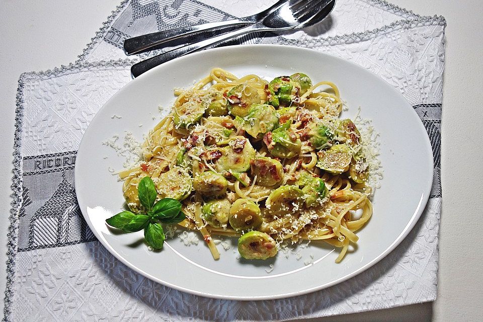 Bavette mit gebratenem Rosenkohl in Speck- Sahnesauce