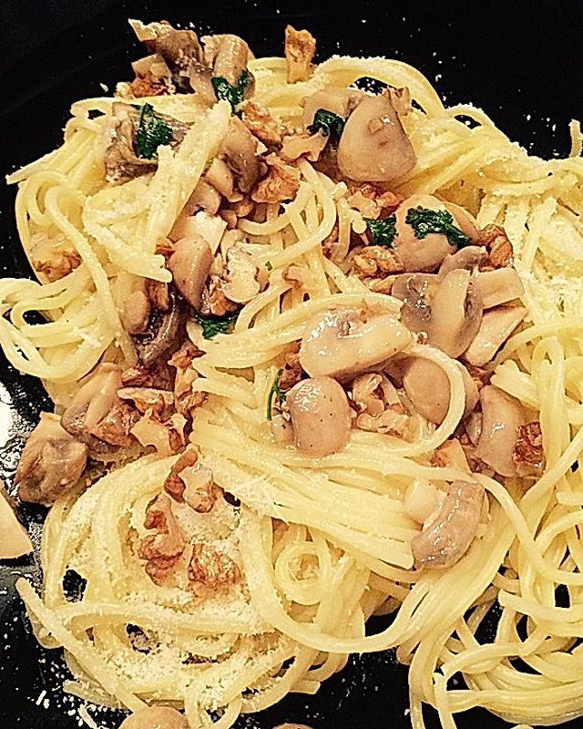 Spaghetti mit Champignons, Walnusspesto und frisch gehobeltem Parmesan