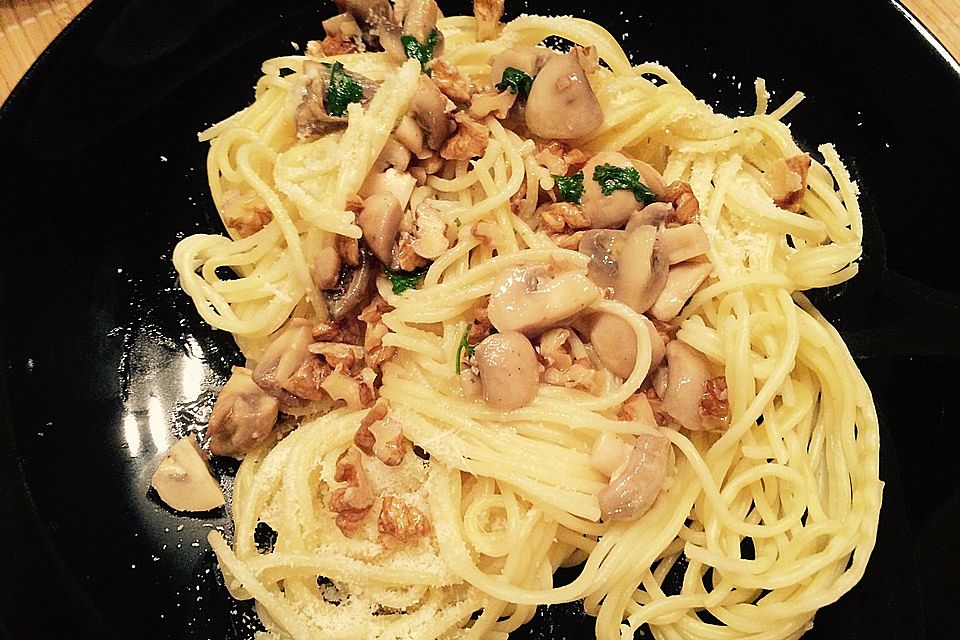 Spaghetti mit Champignons, Walnusspesto und frisch gehobeltem Parmesan