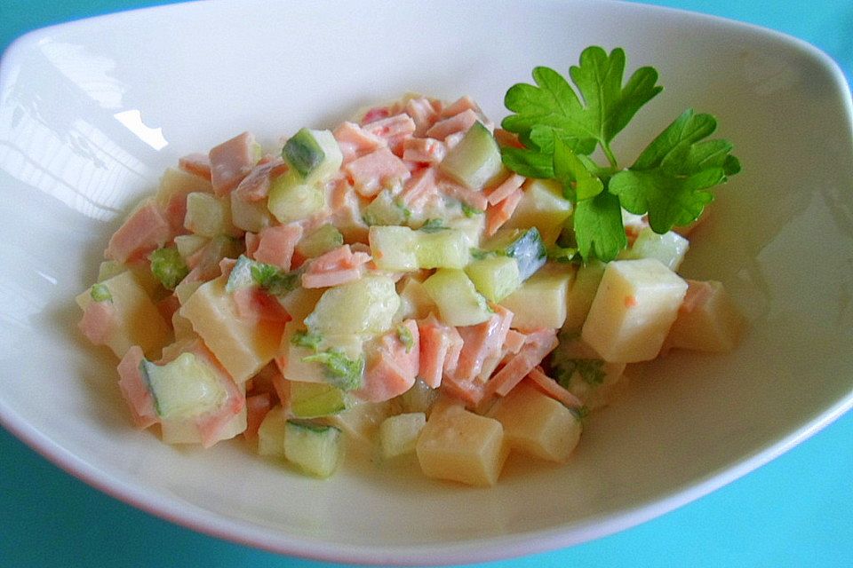 Sommerlicher Wurstsalat mit Gurke und Käse