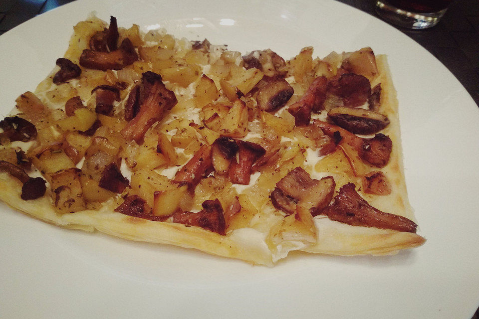 Blätterteig-Tarte mit Waldpilzen, Äpfeln und Zwiebeln