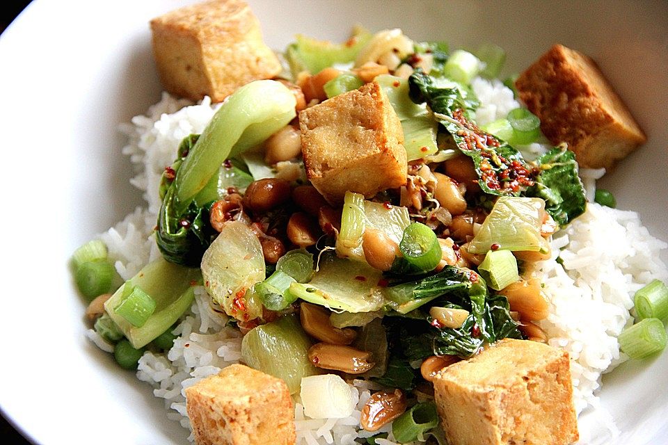 Gebratener Tofu mit malaysischer Erdnuss-Kokos-Sauce