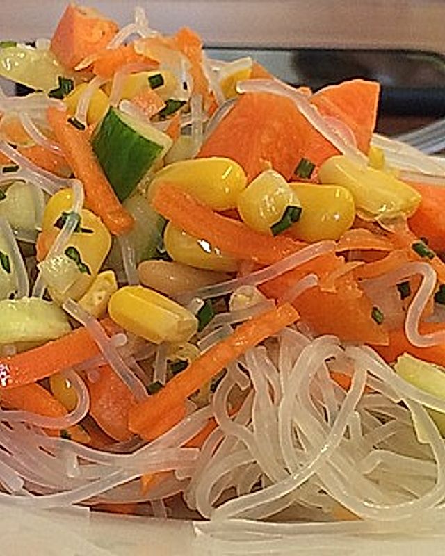 Glasnudel-Gemüse-Salat mit Pinienkernen an Zitronendressing