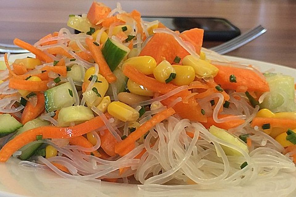 Glasnudel-Gemüse-Salat mit Pinienkernen an Zitronendressing