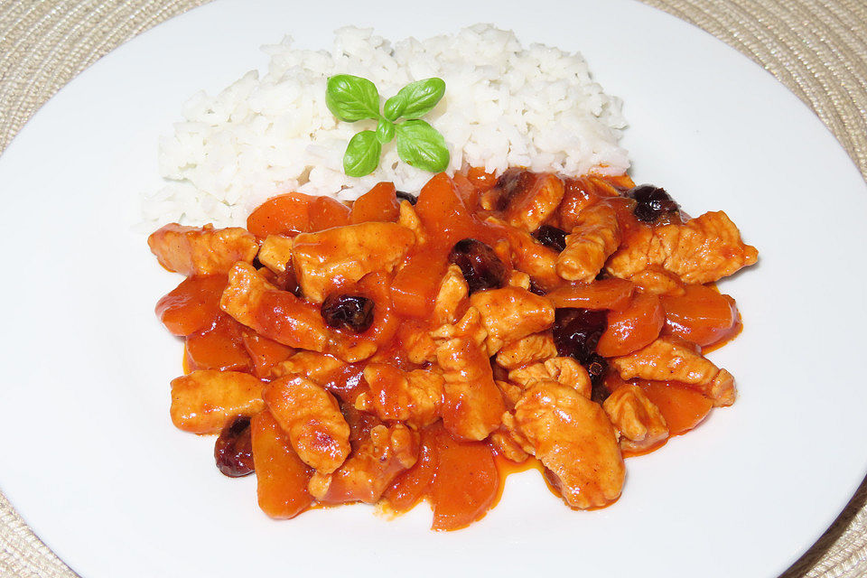 Putenpfanne mit Cranberries und Karotten