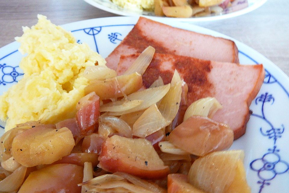 Apfel-Zwiebel-Gemüse mit Rosmarin