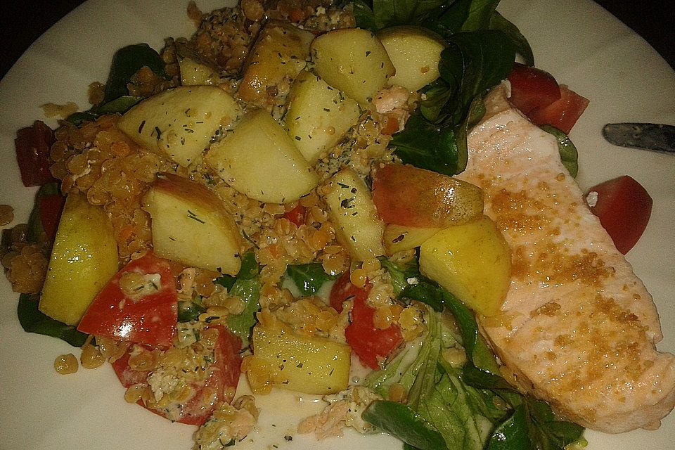 Feldsalat mit gedünstetem Lachs, Linsen und in Honig und Rosmarin karamellisierten Äpfeln