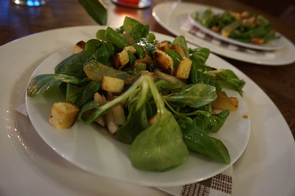 Feldsalat mit Himbeerdressing und zweierlei Birnen