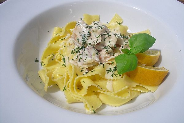 Lachs in Zwiebel - Zitronen - Sahnesoße mit Nudeln von tikus | Chefkoch