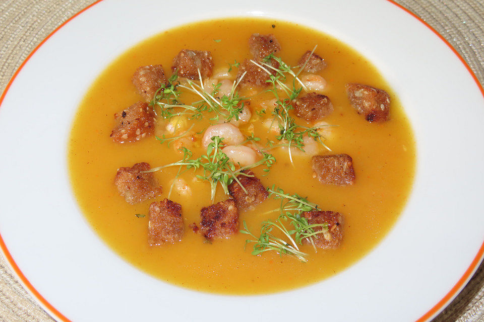 Kürbis-Karottensuppe mit Garnelen