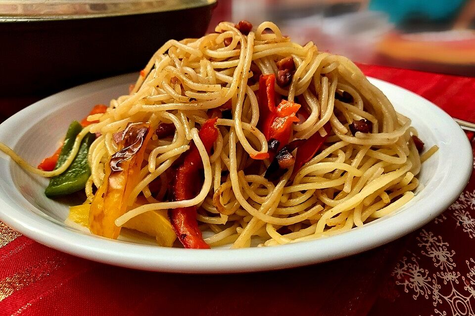 Spaghetti mit Speck und Paprika