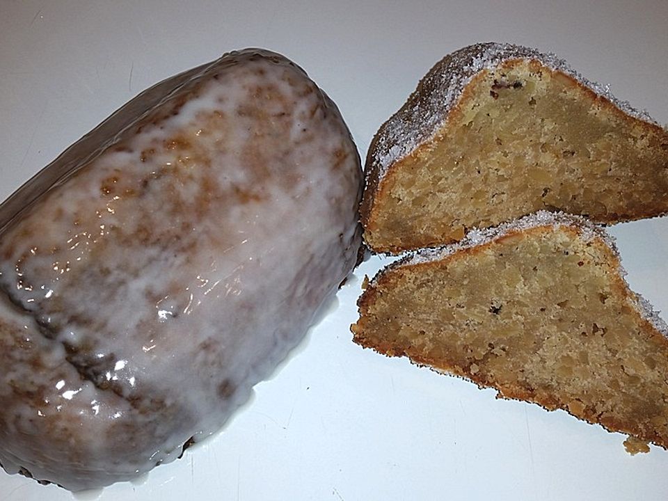 Mandelstollen mit Fondantglasur