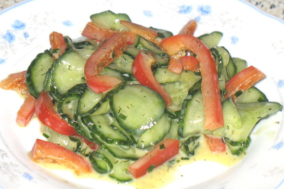 Paprika-Gurkensalat im Buttermilch-Senf-Dressing