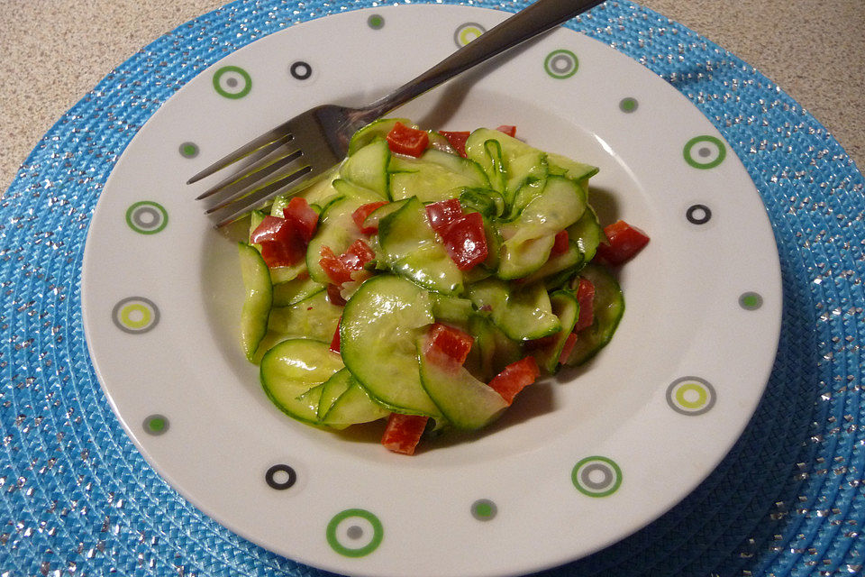 Paprika-Gurkensalat im Buttermilch-Senf-Dressing