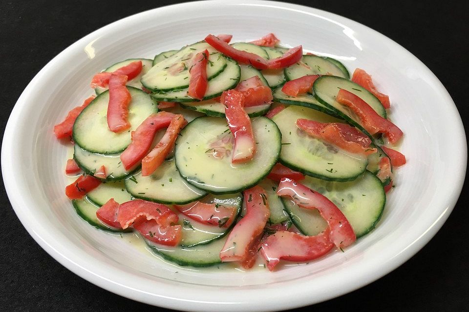 Paprika-Gurkensalat im Buttermilch-Senf-Dressing