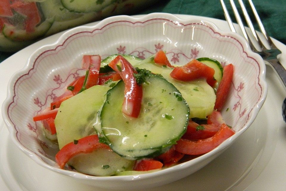 Paprika-Gurkensalat im Buttermilch-Senf-Dressing