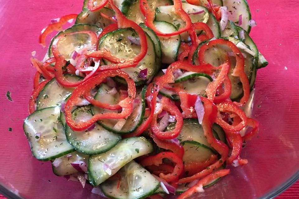 Paprika-Gurkensalat im Buttermilch-Senf-Dressing