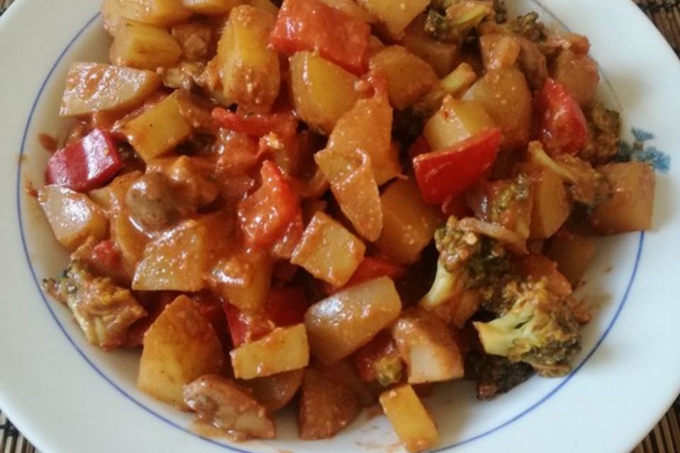 Feurige Kartoffelpfanne mit Paprika und Champignons