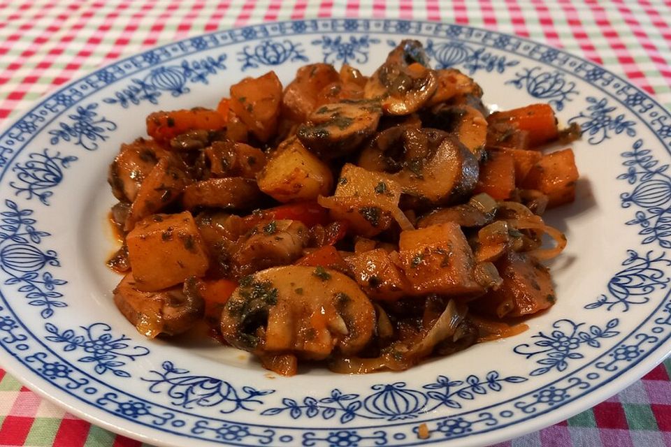 Feurige Kartoffelpfanne mit Paprika und Champignons