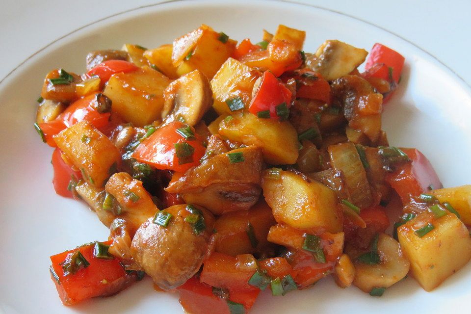 Feurige Kartoffelpfanne mit Paprika und Champignons