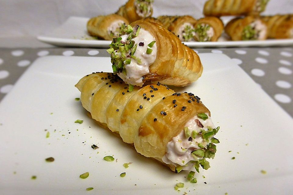 Cannoli con mousse di Mortadella e pistacchi