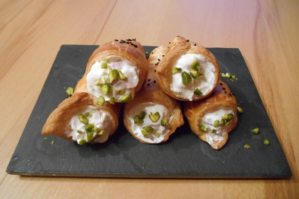 Cannoli con mousse di Mortadella e pistacchi