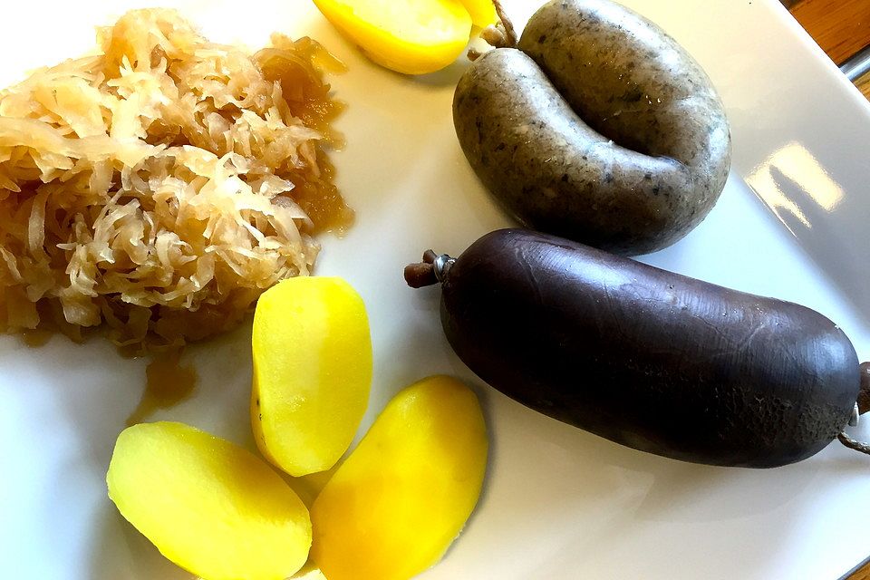 Blut- und Leberwurst-Gröstl mit Sauerkraut und Pellkartoffeln