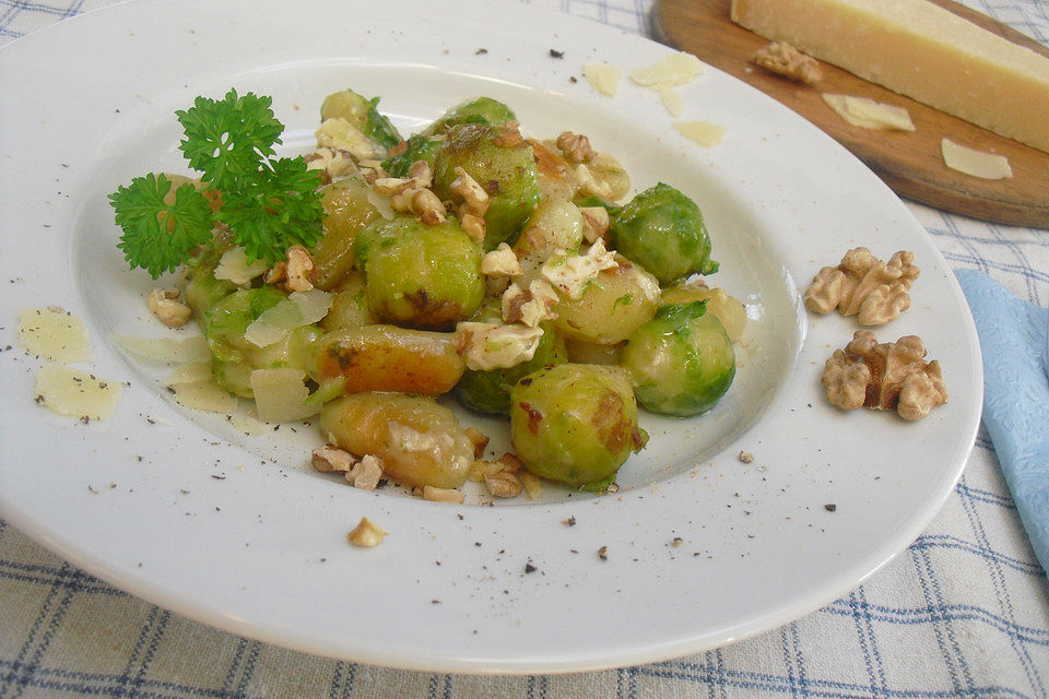 Gnocchi-Rosenkohl-Pfanne mit Walnüssen und Gorgonzola