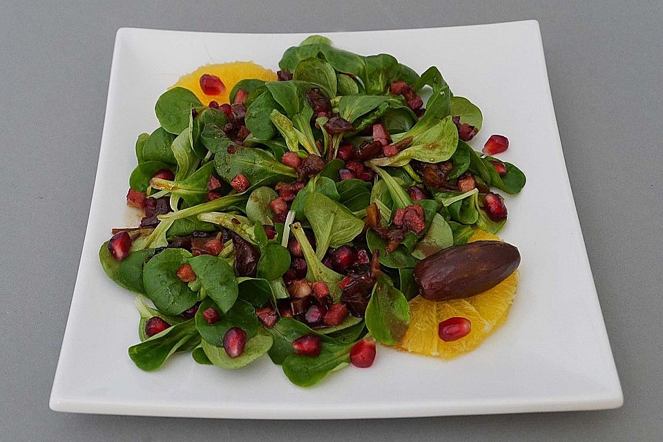 Feldsalat mit Granatapfelkernen, Speck und Datteln