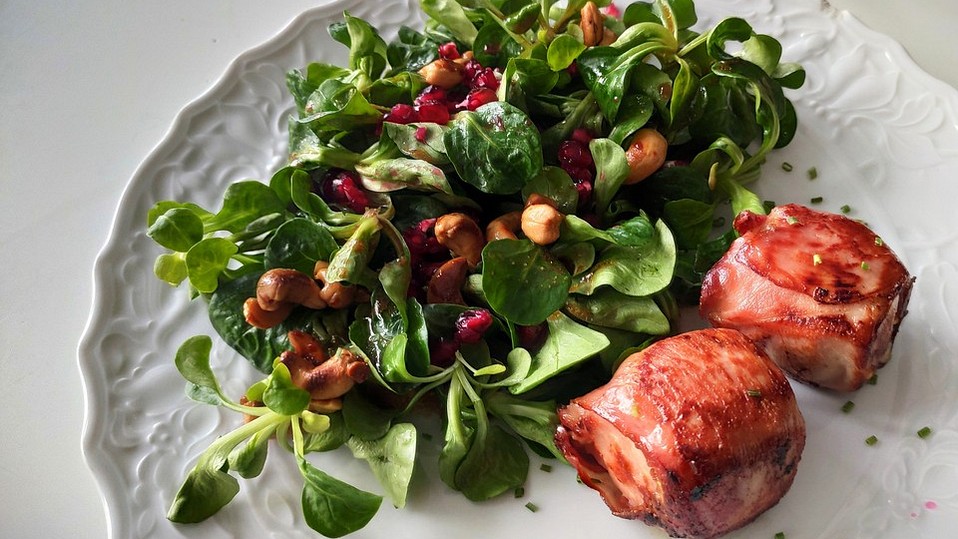Feldsalat mit Granatapfel und Ziegenkäse im Speckmantel von Schnecktron Feldsalat mit Granatapfel und Ziegenkäse im Speckmantel von Schnecktron