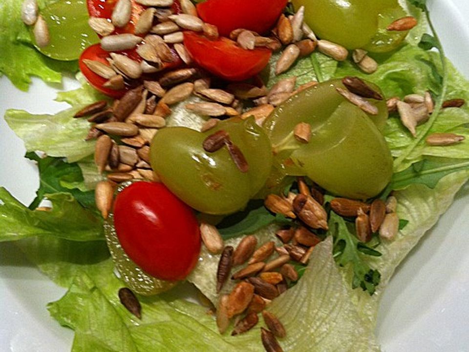 Salat mit Weintrauben und Honigdressing von Lenaaaaas| Chefkoch