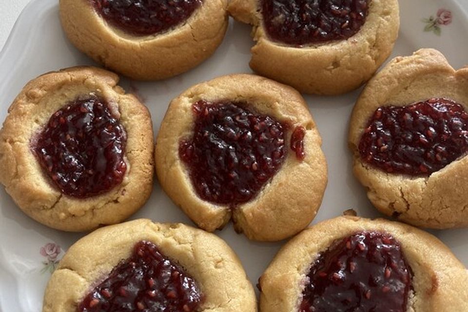 Erdnussbutterplätzchen mit Himbeermarmelade