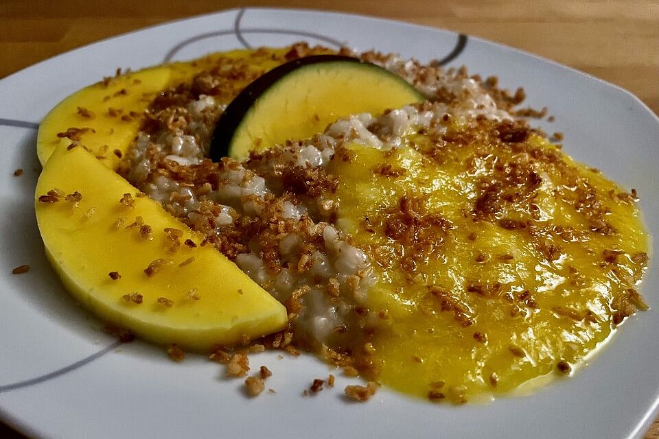 Mango-Limetten-Reispudding mit geröstetem Kokos