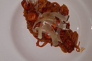 Spaghetti mit Gulaschsoße und Würstchen