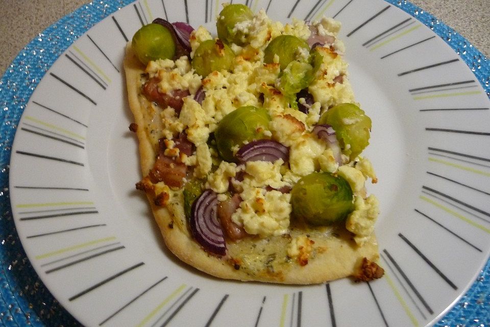 Rosenkohl-Flammkuchen mit Schinken, roten Zwiebeln und Schafskäse