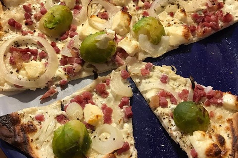 Rosenkohl-Flammkuchen mit Schinken, roten Zwiebeln und Schafskäse