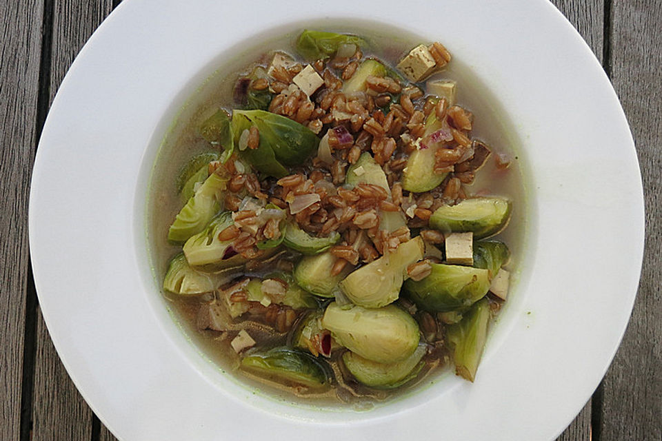 Leichte Rosenkohl-Dinkel-Suppe mit Räuchertofu