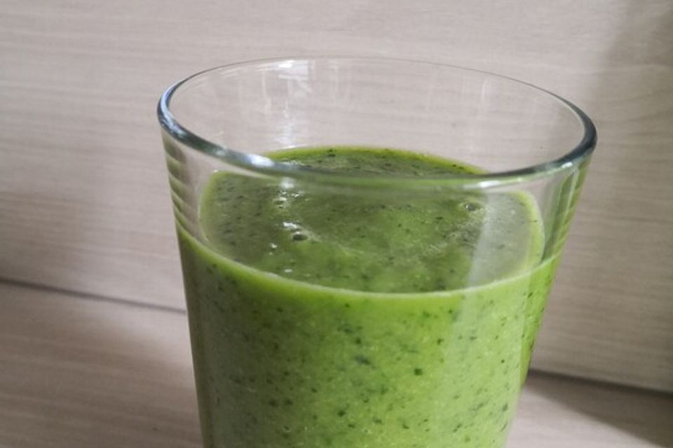 Grüner Smoothie mit Spinat, Mango und Banane