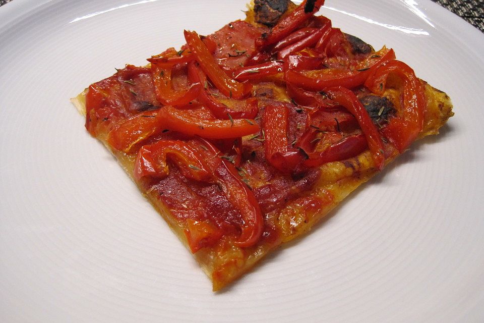 Blätterteigtarte mit geschmorten Tomaten und Paprika